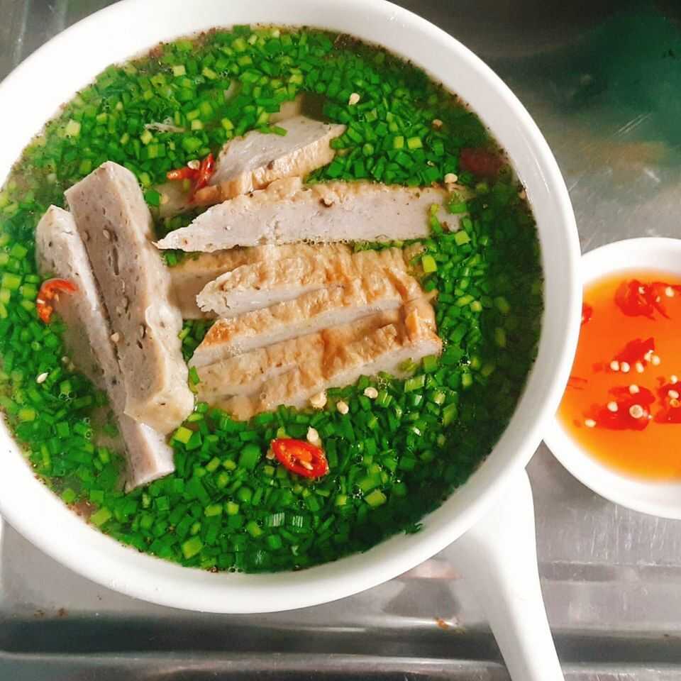 Bánh canh hẹ Phú Yên có vị nồng đượm của hẹ và màu vàng ruộm của chả cá